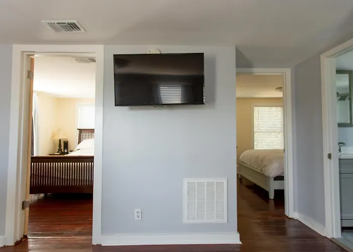 Cozy 2 Bedroom Home Minutes From Beach & Bars