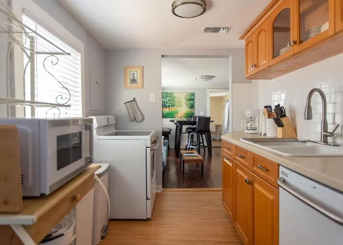 Cozy 2 Bedroom Home Minutes From Beach & Bars