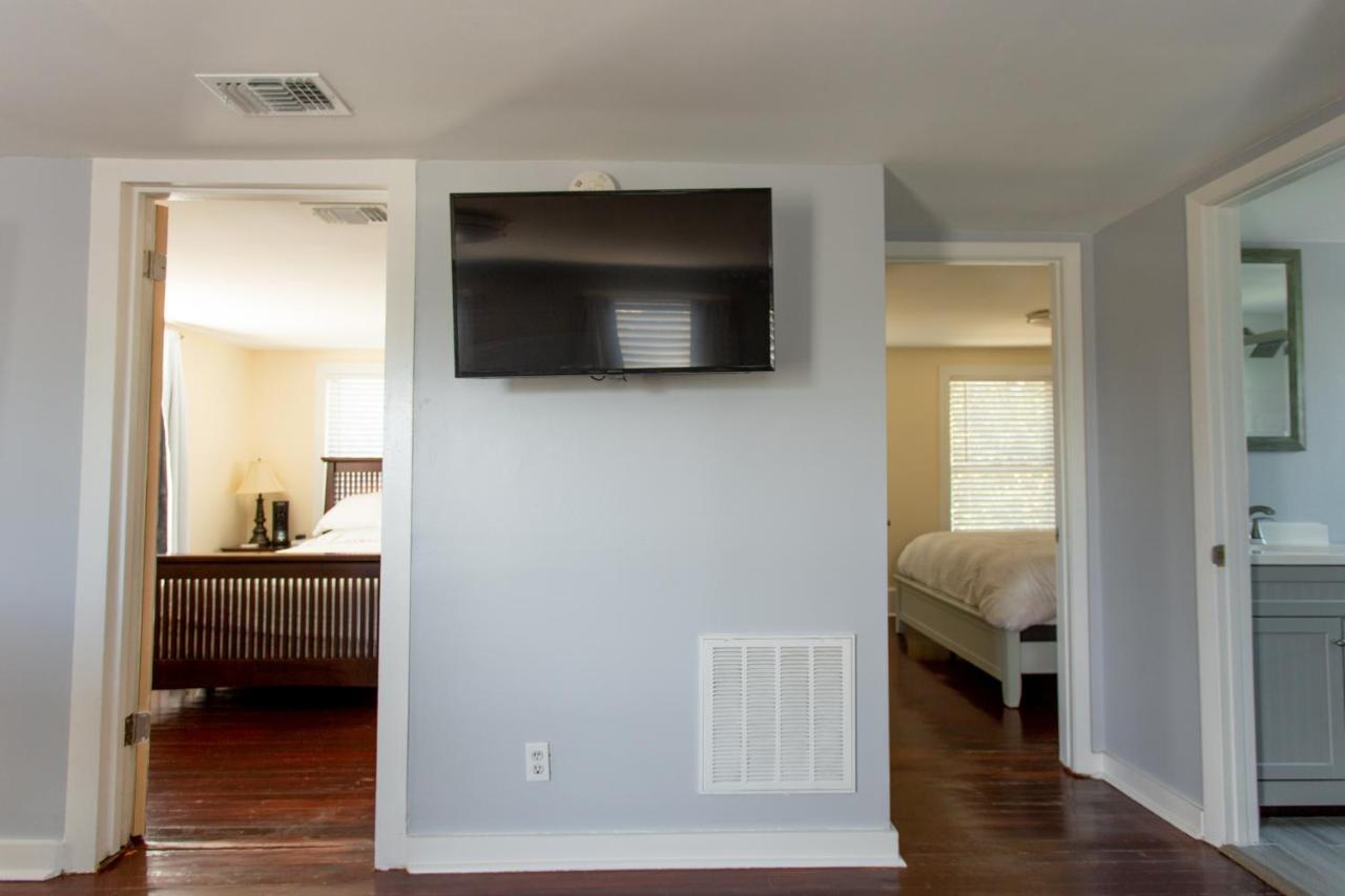 Cozy 2 Bedroom Minutes From & Bars *