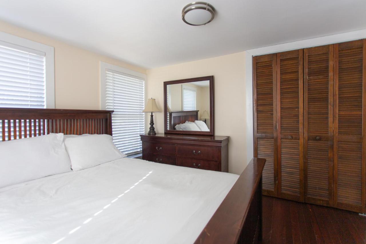 Cozy 2 Bedroom Minutes From & Bars Jacksonville Beach