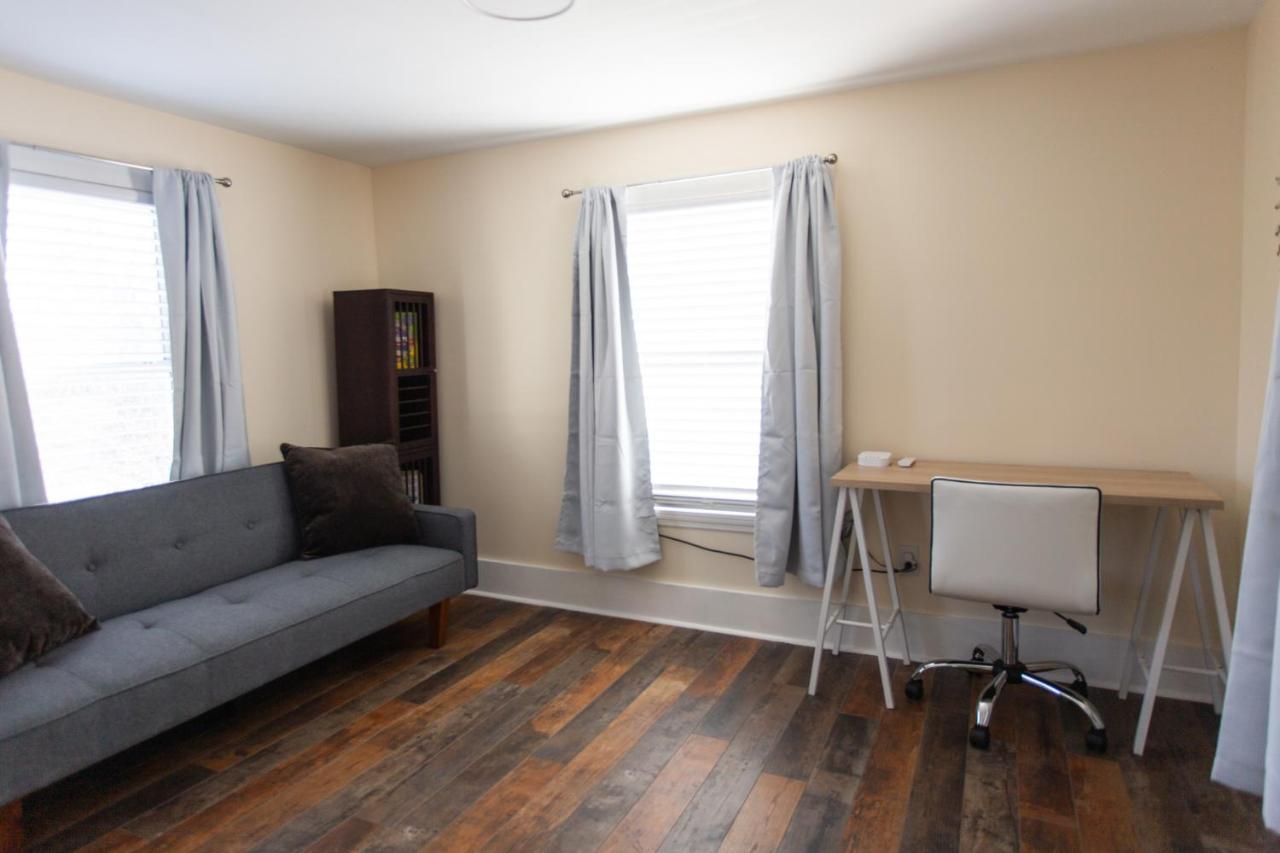Cozy 2 Bedroom Minutes From & Bars Ferienhaus *