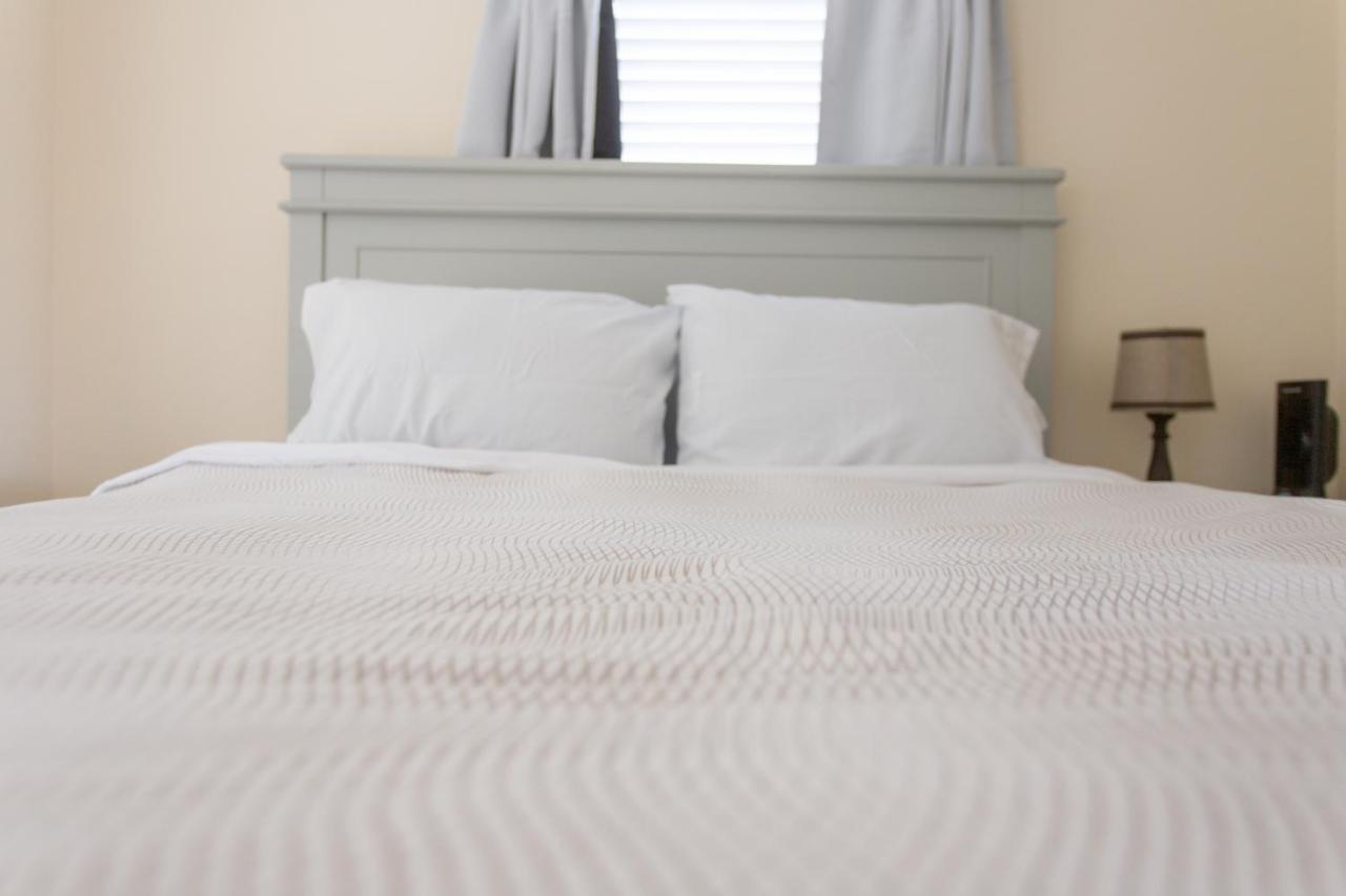 Cozy 2 Bedroom Minutes From & Bars * Jacksonville Beach